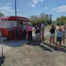File de convives devant la caravane crêpes par une journée ensoleillée