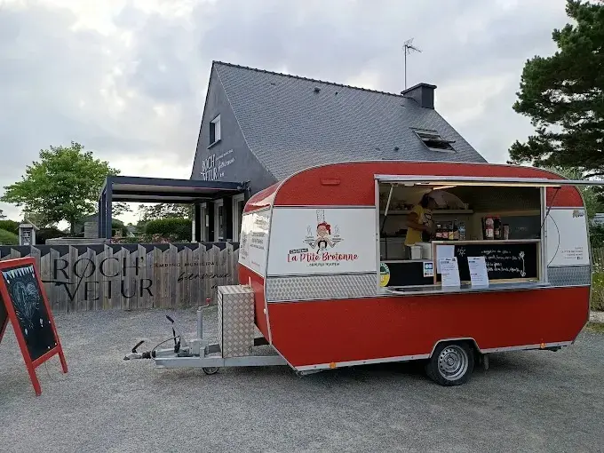 La caravane crêpes et galettes devant une maison bretonne pour un anniversaire
