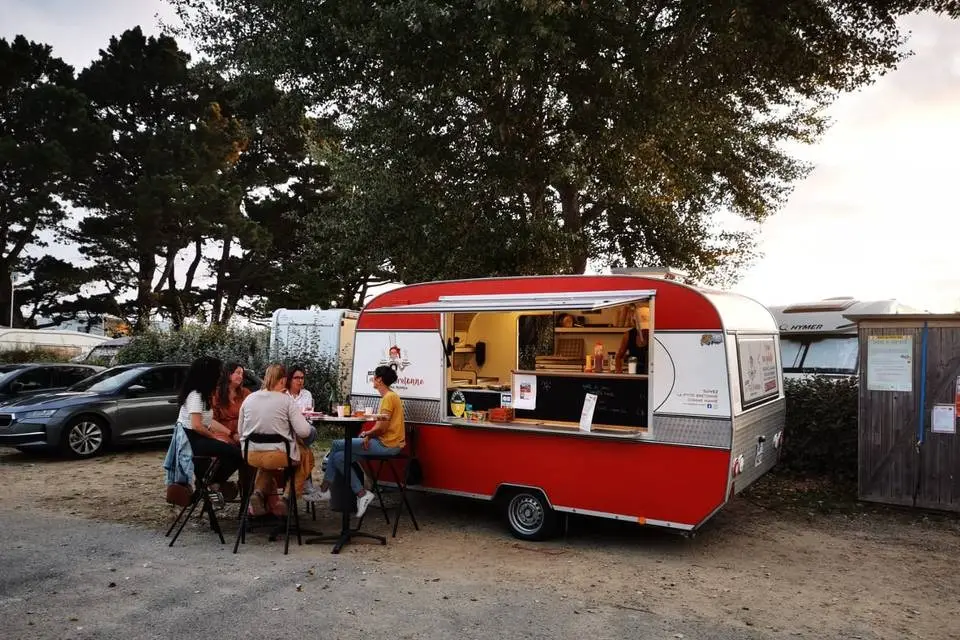 Food truck La P'tite Bretonne sur un marché du Pays de Vannes, clients au comptoir