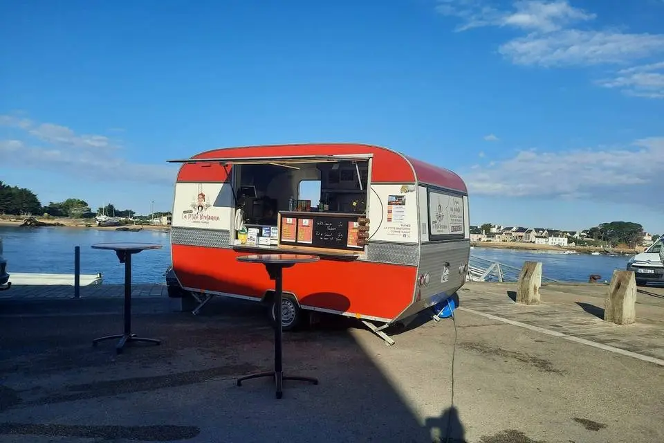La caravane rouge et blanche garée sur un port du Golfe du Morbihan