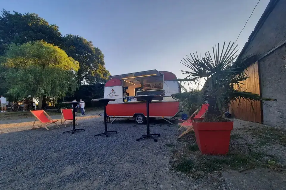 Soirée privée : transats et guirlandes devant la caravane crêperie