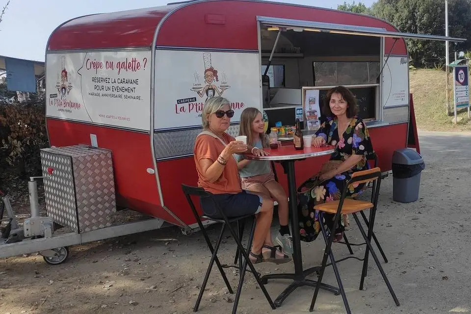 Convives autour des mange-debout lors d'un évènement privé en été