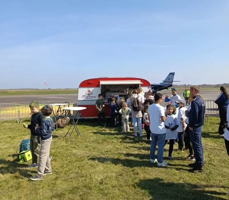 Prestation food truck crêpes pour un évènement d'entreprise sur un aérodrome