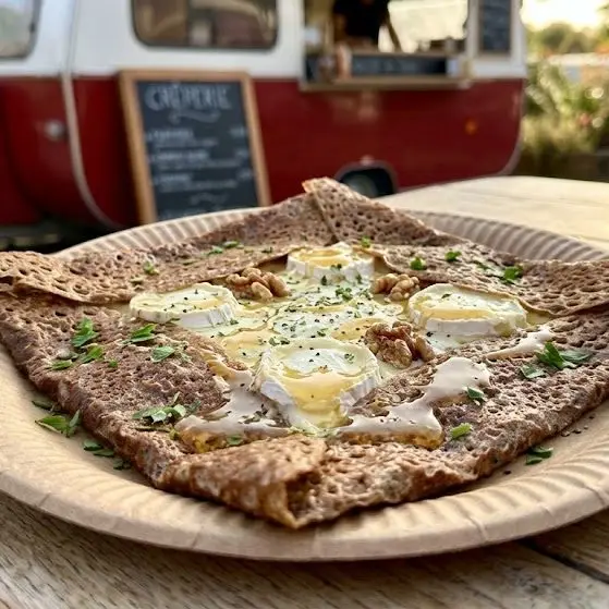 Galette de sarrasin chèvre, miel et noix
