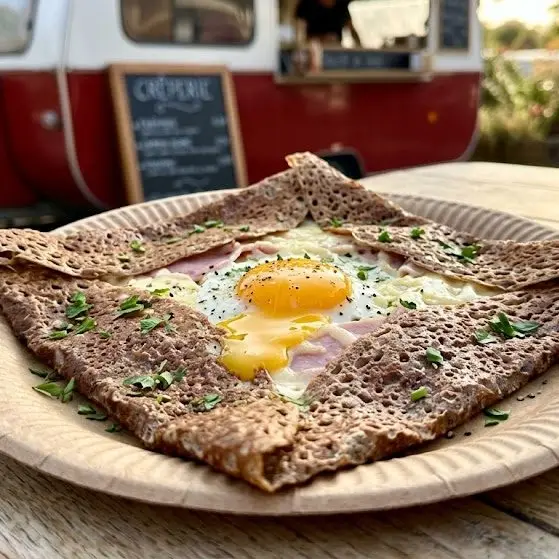 Galette complète jambon, œuf et fromage servie devant la caravane La P'tite Bretonne