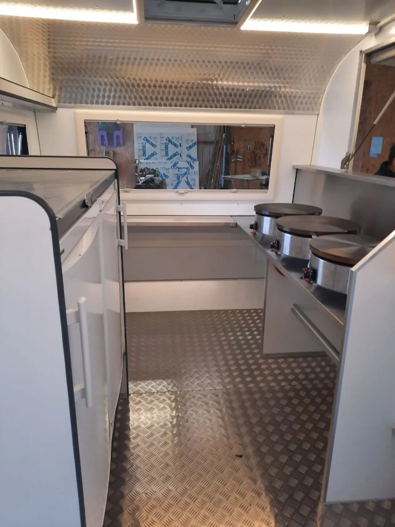 Les biligs à l’intérieur de la caravane pendant le service