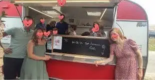 Les mariés au comptoir de la caravane crêpes La P’tite Bretonne